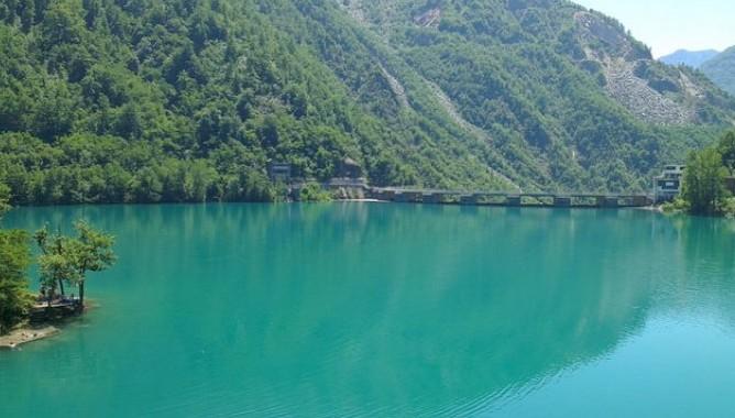 Saobraćajna nesreća: Automobil sletio u Jablaničko jezero, u toku izvlačenje vozila