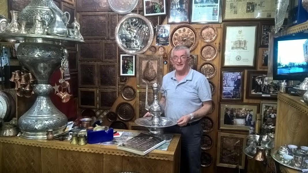 Muškarci oblikuju predmete, a žene graviraju i crtaju ornamente