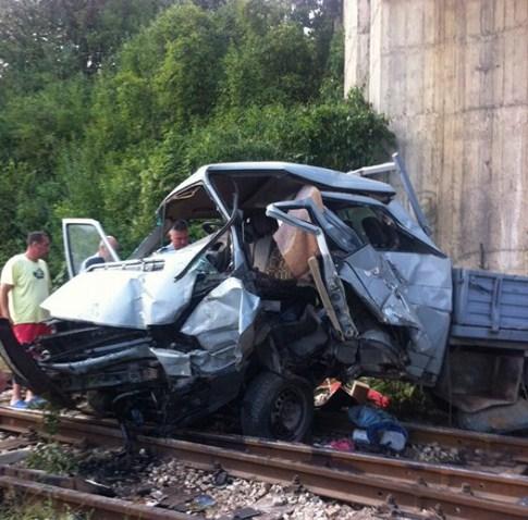 Kombi sletio sa nadvožnjaka, jedna osoba povrijeđena