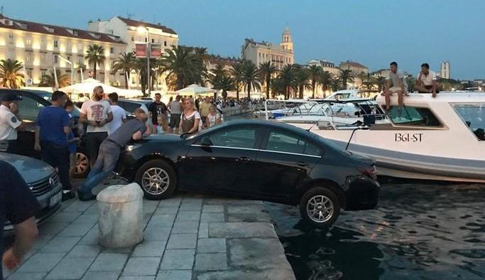 Bizaran incident u Splitu: Ljudi dva sata stajali naslonjeni na haubu automobila i vijećali što treba učiniti