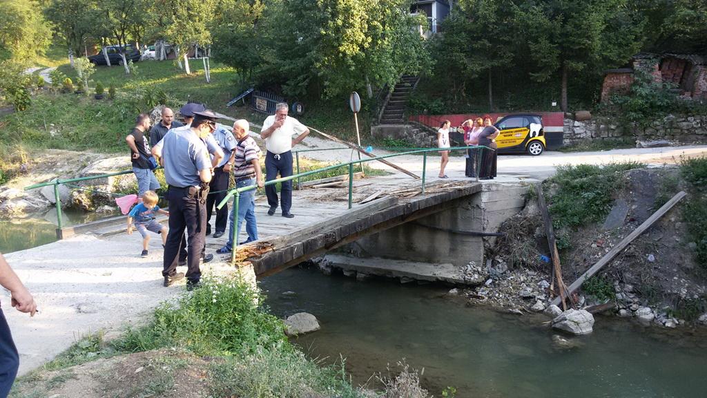 Zenica: Drveni most preko Babine rijeke zatvoren za saobraćaj