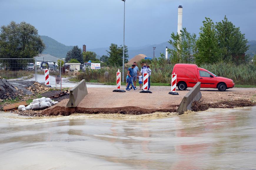 Obilna kiša i poplave u Istri, vatrogasci ispumpavaju vodu iz zgrada