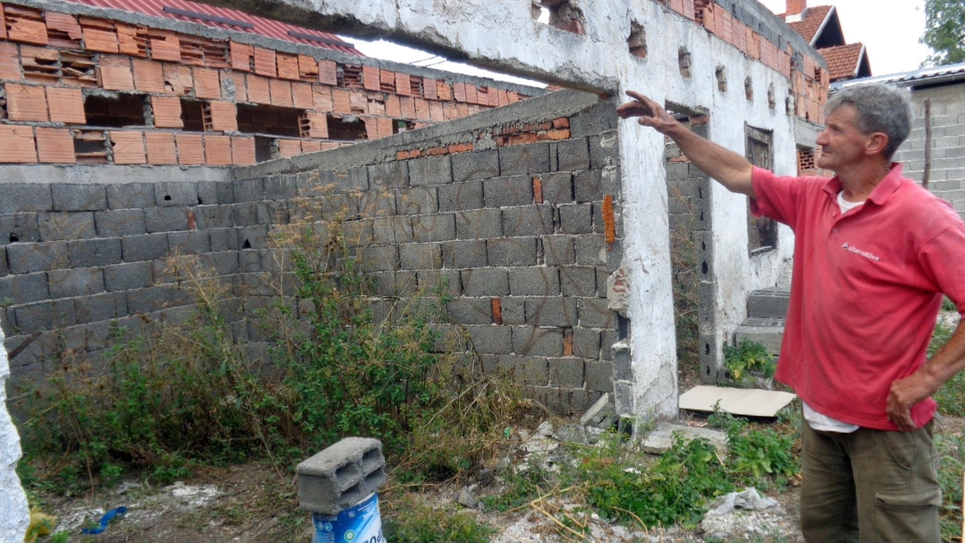 Ostao bez posla pa se ubio: Na kantu stavio ciglu i objesio se, pored njega pronađeni Kur'an i radna knjižica