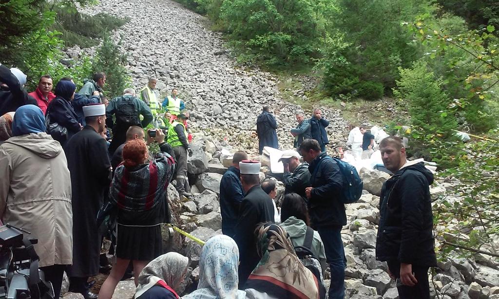 Porodice žrtava zločina na Korićanskim stijenama posjetile masovnu grobnicu