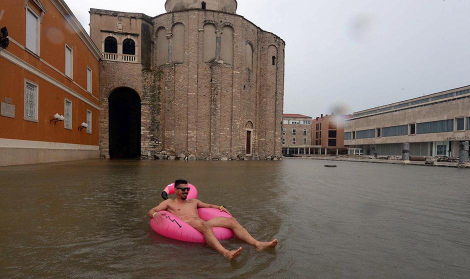 Zadranin na gumenom flamingosu uživao u poplavljenim ulicama