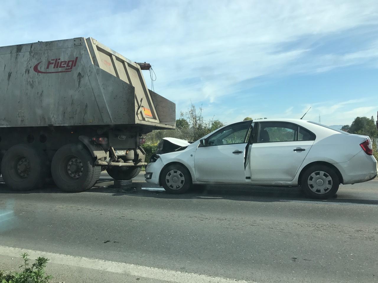 Udes na ulazu u Tuzlu, Škoda se zabila u kamion