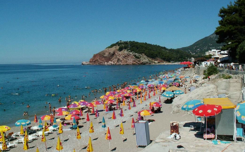 Maloljetnik počinio 17 krađa na plažama u Sutomoru