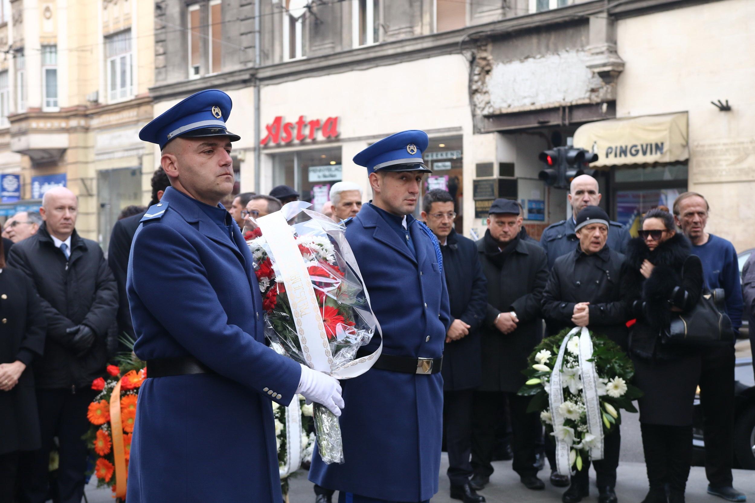 Polaganjem cvijeća kod Vječne vatre obilježen Dan državnosti