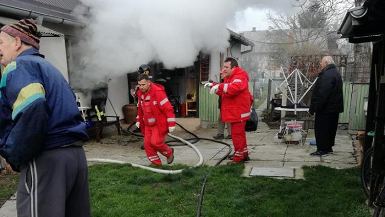 Tragedija u Bosanskoj ulici: Vatrogasci iz vatrene stihije izvukli ženu, ali joj pomoći nije bilo