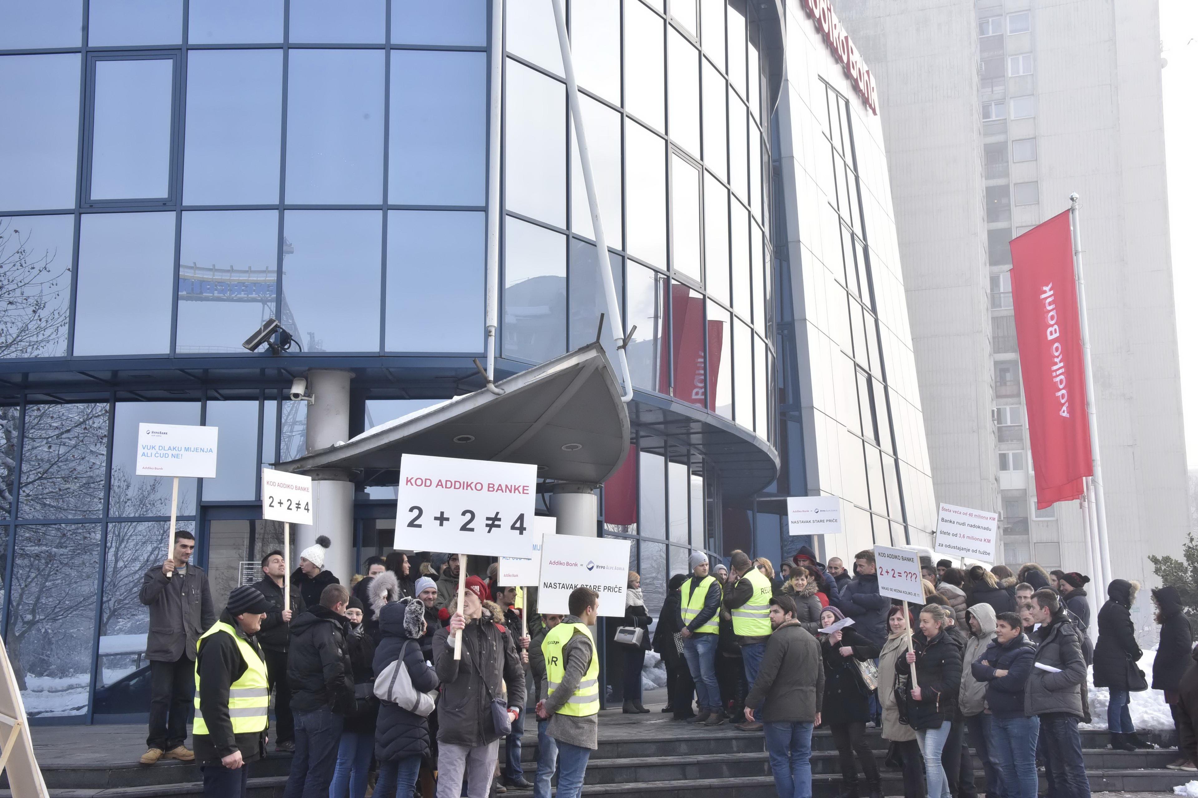 Protesti pred Addiko bankom