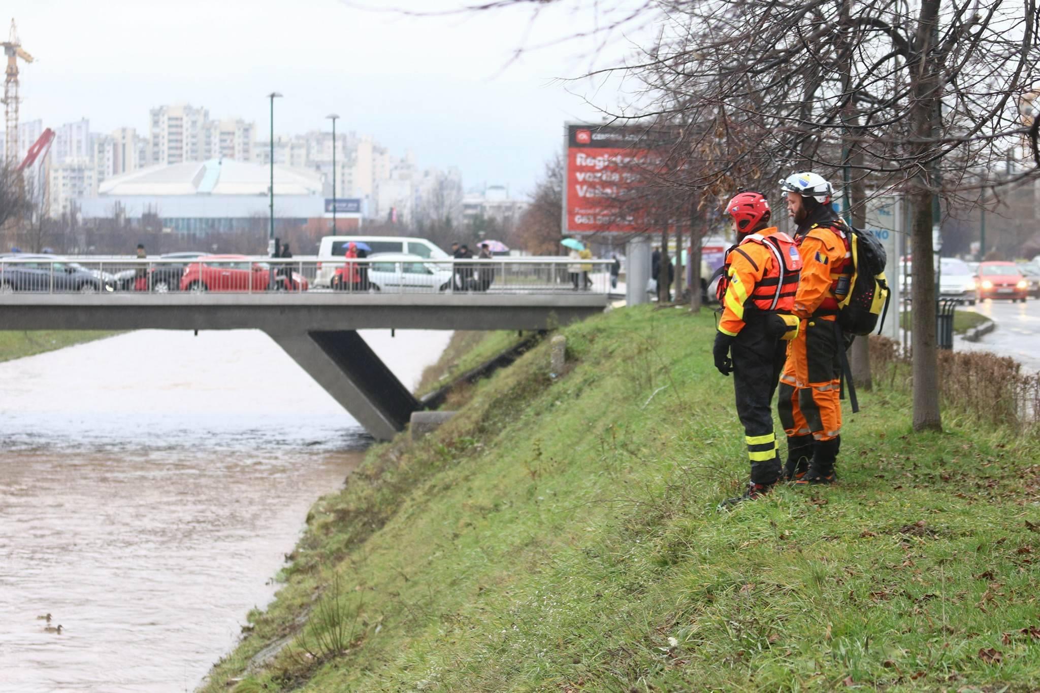 Brojne ekipe od Sarajeva do Visokog tragaju za dvojicom mladića koji su nestali u Miljacki