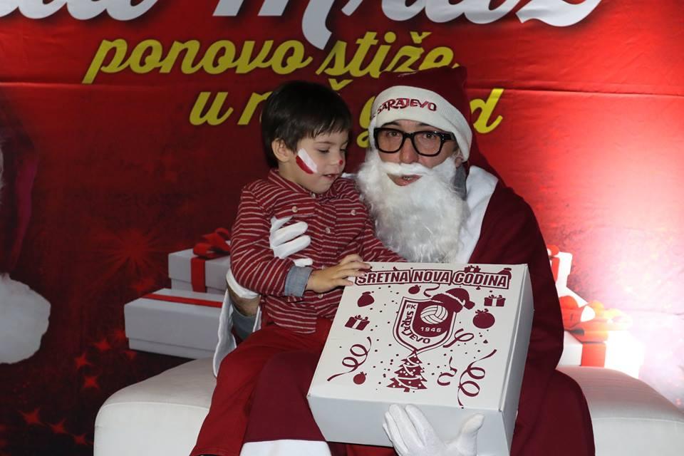 Bordo Djeda Mraz u 50 fotografija: Podijeljeni paketići najmlađim navijačima FK Sarajevo