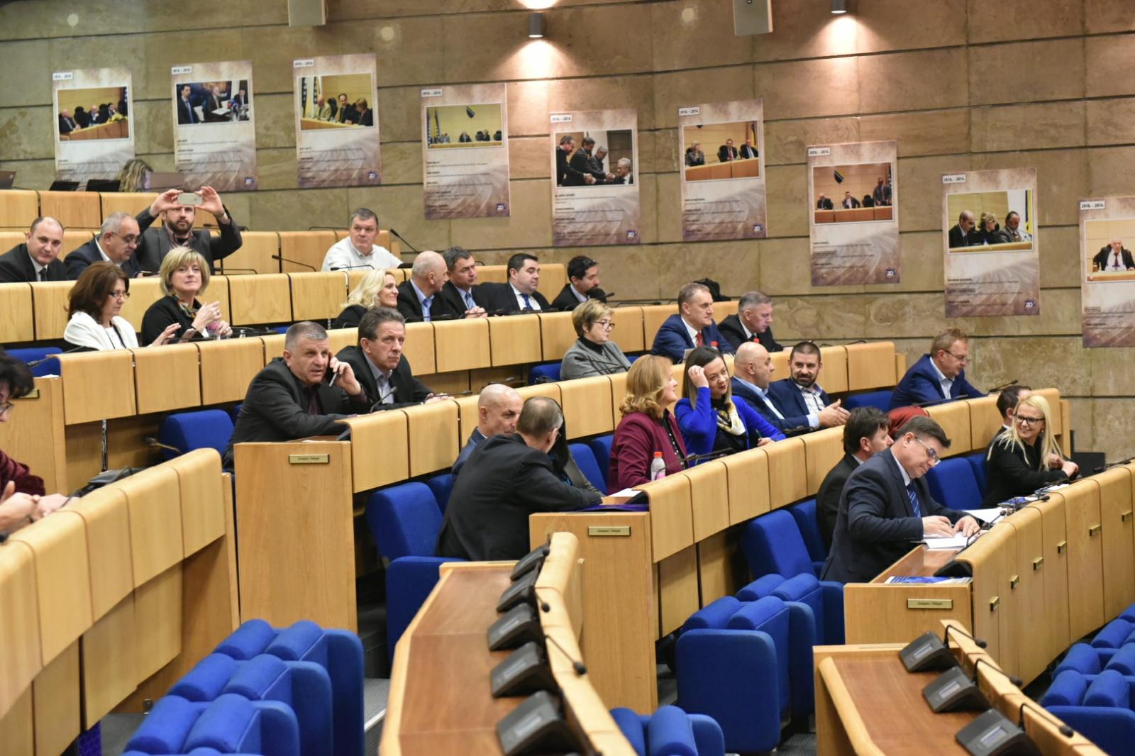 Sa dva sata kašnjenja počela sjednica Predstavničkog doma Parlamenta FBiH, odmah zatražena pauza