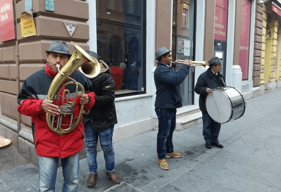 Ulični svirači i brojni turisti na ulicama Sarajeva u ispraćaju stare godine