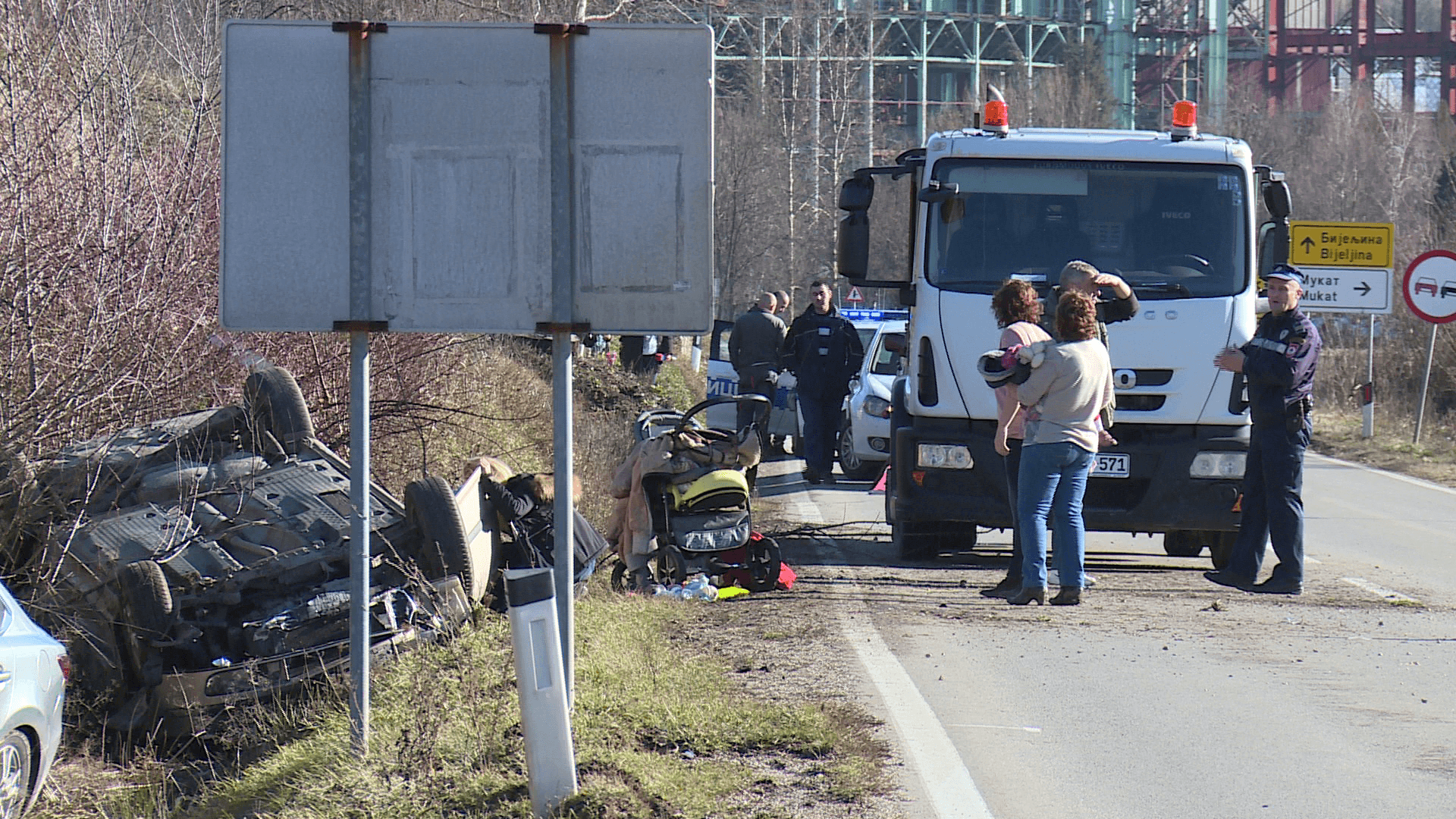 Ugljevik: Sudar dva automobila i kamiona, povrijeđene tri žene i jednogodišnje dijete