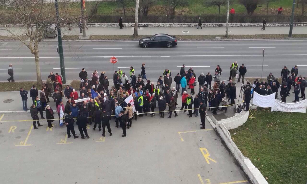 Radnici "Željezare" nakratko blokirali saobraćaj u Zenici, intervenirala i policija