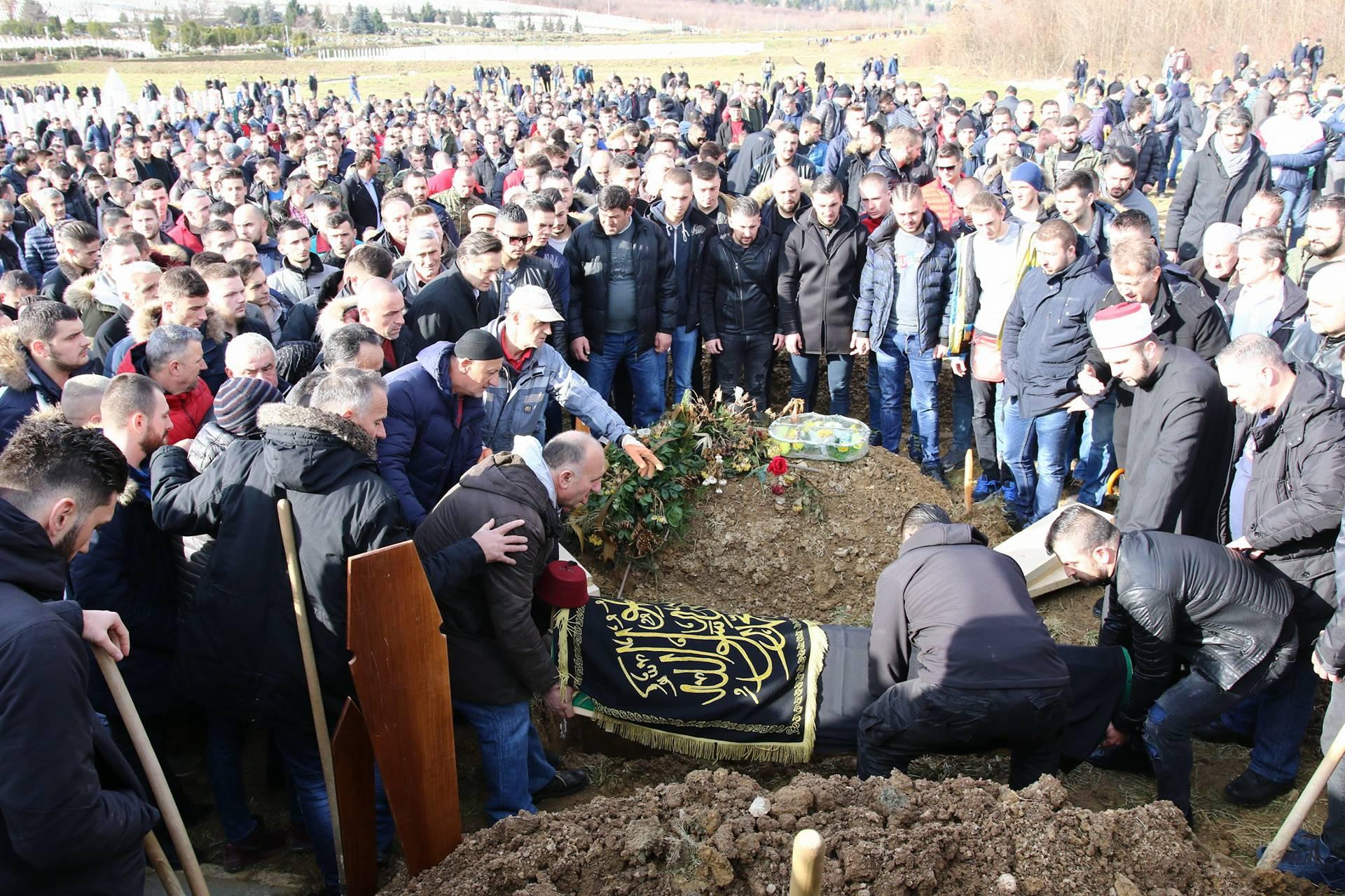 Plač i jecaji u Vlakovu: Nekoliko hiljada ljudi oprostilo se od Aldina Mulića