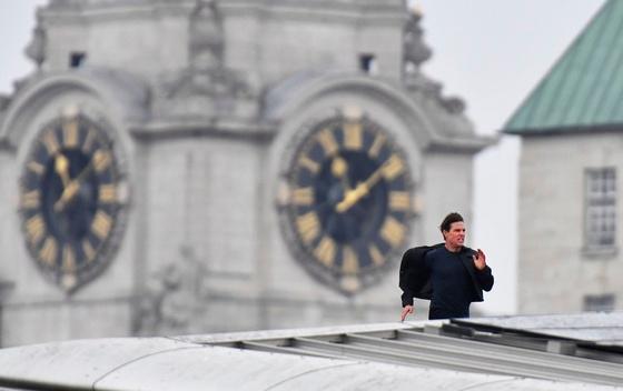 Tom Kruz trčao preko vrha željezničkog mosta pa izazvao zastoj u Londonu