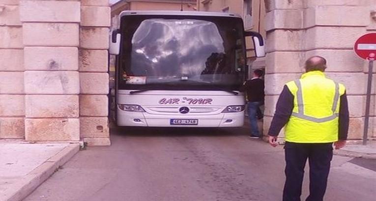 Autobus pun čeških turista zapeo na gradskim vratima Zadra