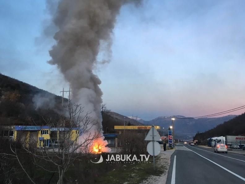 Radnici odgurali Passata u plamenu da bi spriječili požar na benzinskoj pumpi