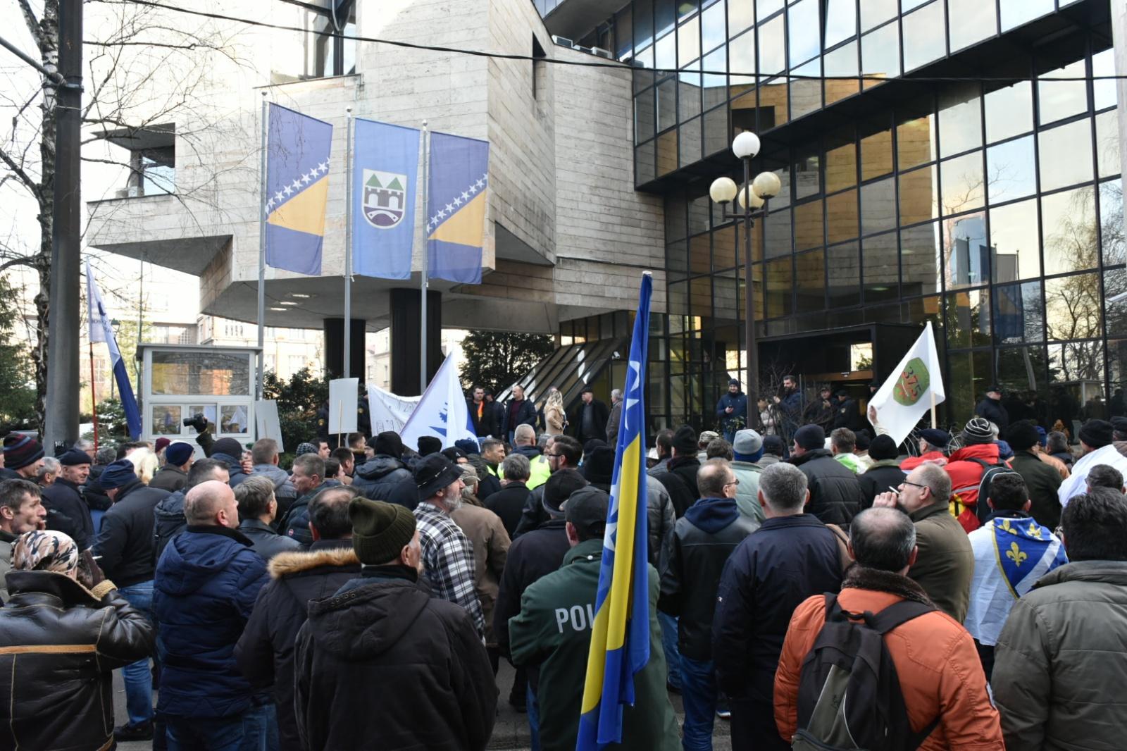 Demonstranti gube strpljenje: Mi ovdje drhtimo od gladi, bruka i sramota je da nam se niko ne obrati