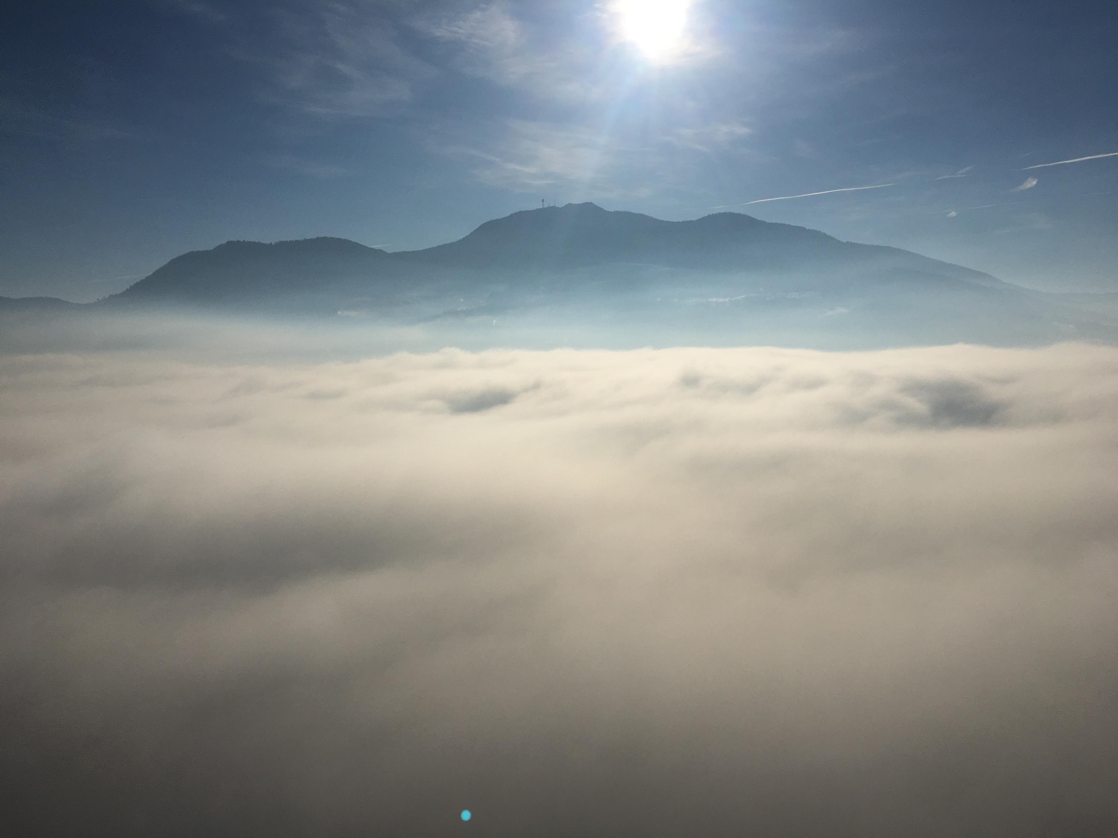 Iznad vedro nebo, ispod zagađen zrak, a između magla