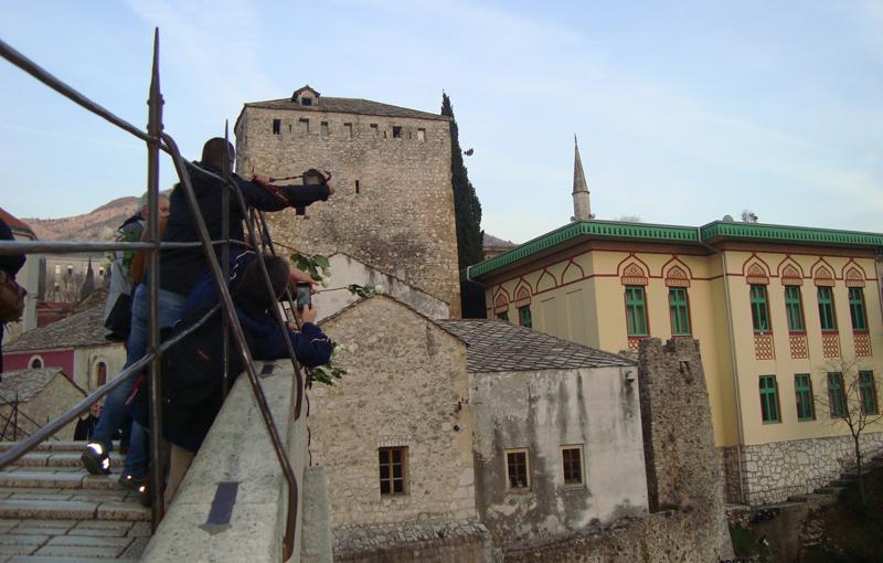 Bacanjem cvijeća sa Starog mosta aktivistkinje iz Srbije i Hrvatske poklonile se žrtvama