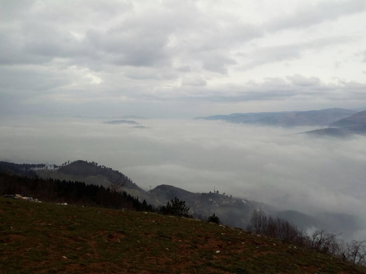 Pogled s Trebevića: Sarajevo u magli