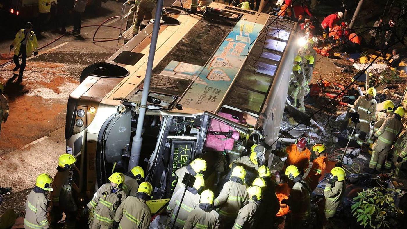 Prevrnuo se autobus u Hong Kongu, poginulo 18 osoba