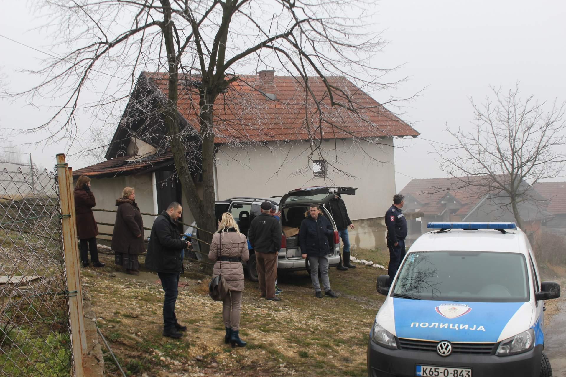 Komšije s nevjericom gledaju zgarište - Avaz