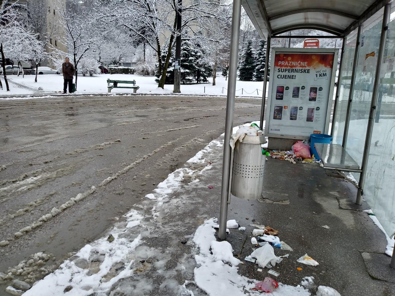 Ruglo na Otoci: Stajalište zatrpano smećem