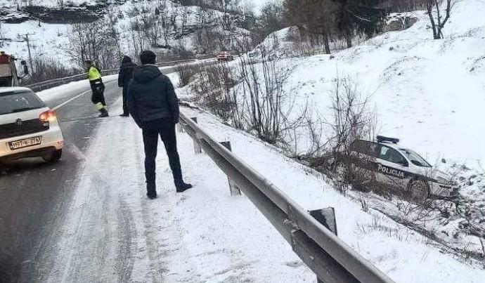 Policijski automobil sletio u kanal