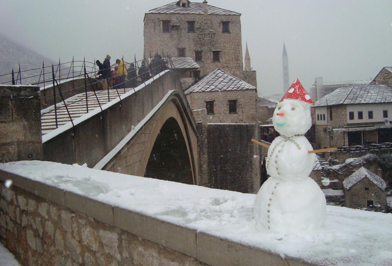 Snijeg zabijelio Mostar, Snješko krasi Stari most