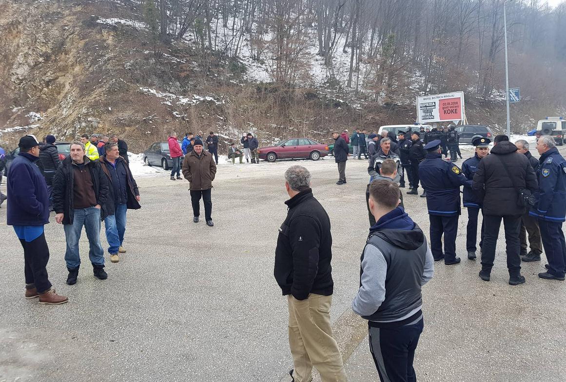 Avaz.ba na licu mjesta / Specijalci se povukli nakon obećanja da neće biti blokade puta, borci se razilaze