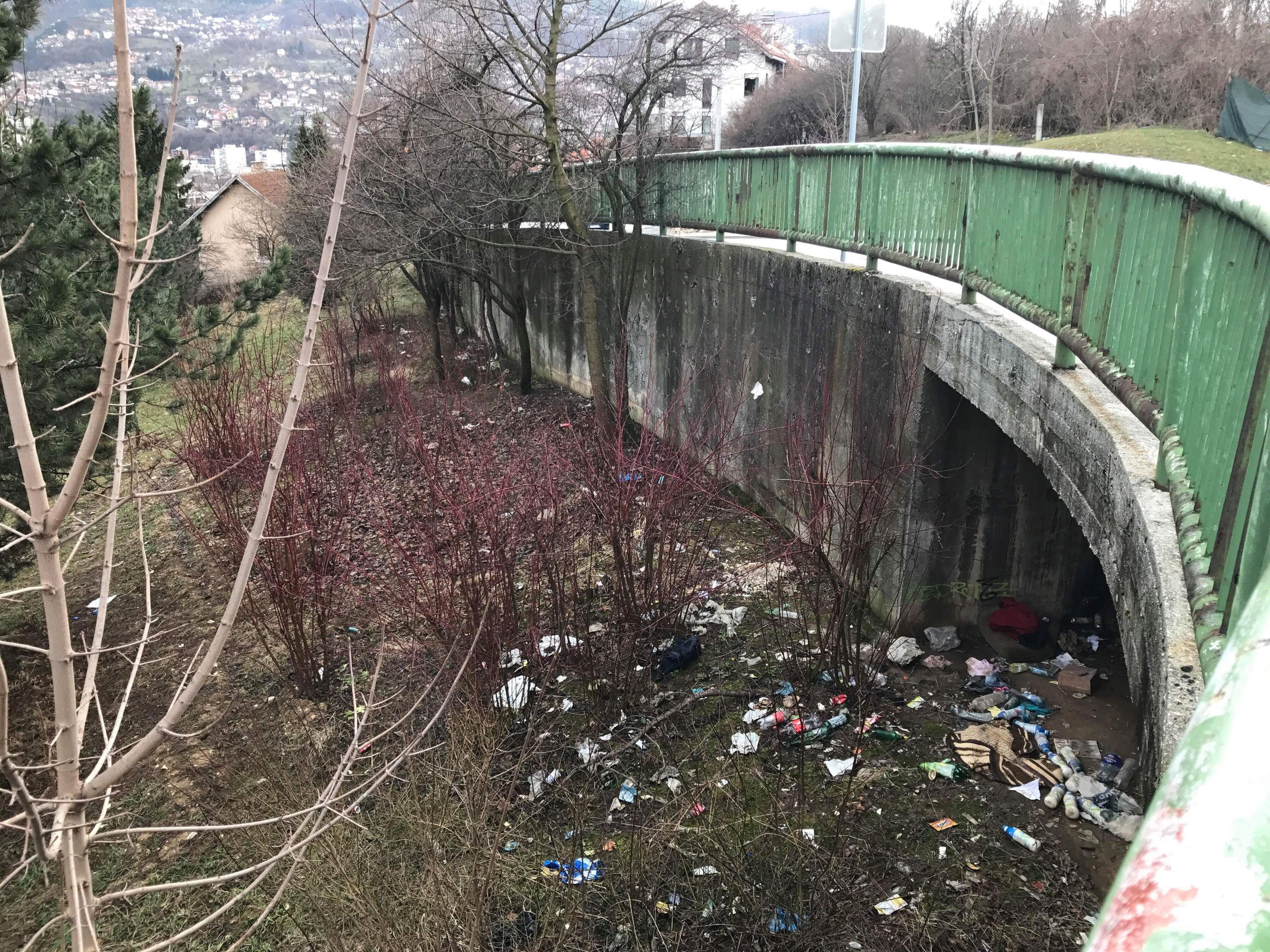 Koševsko Brdo: Smeće razbacano po zelenim površinama