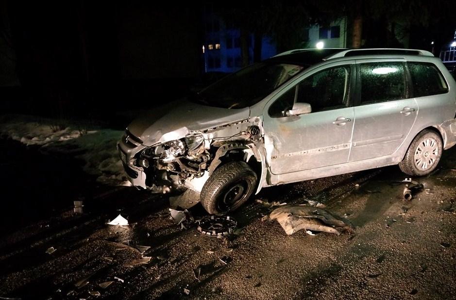 Prijedor: Udario u parkirani Peugeot, a onda oborio i stub ulične rasvjete