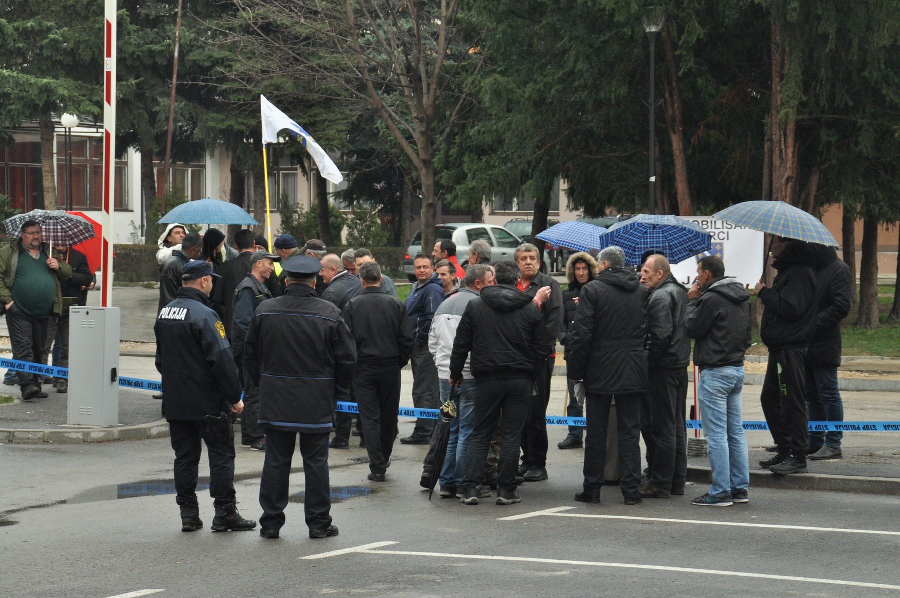 Protest tokom razgovora - Avaz