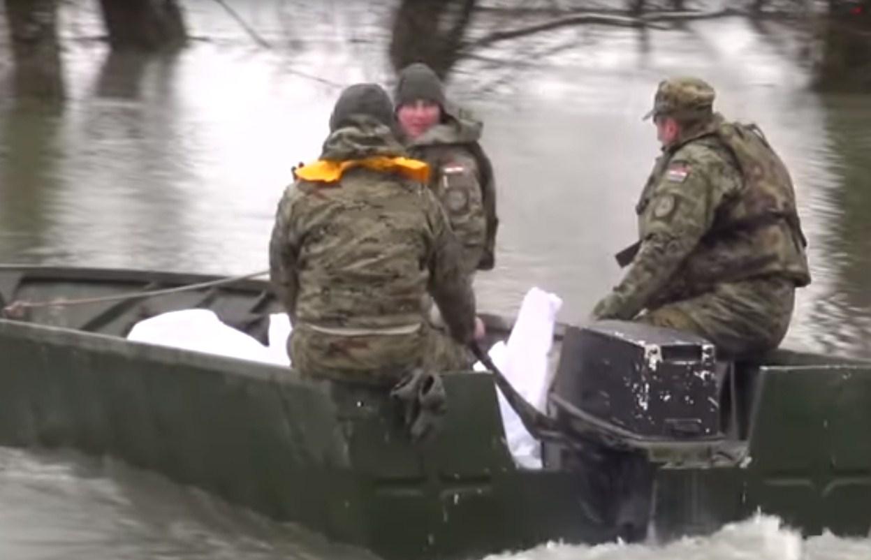 Sava u Jasenovcu konstantno raste, u Lici poplavljene kuće