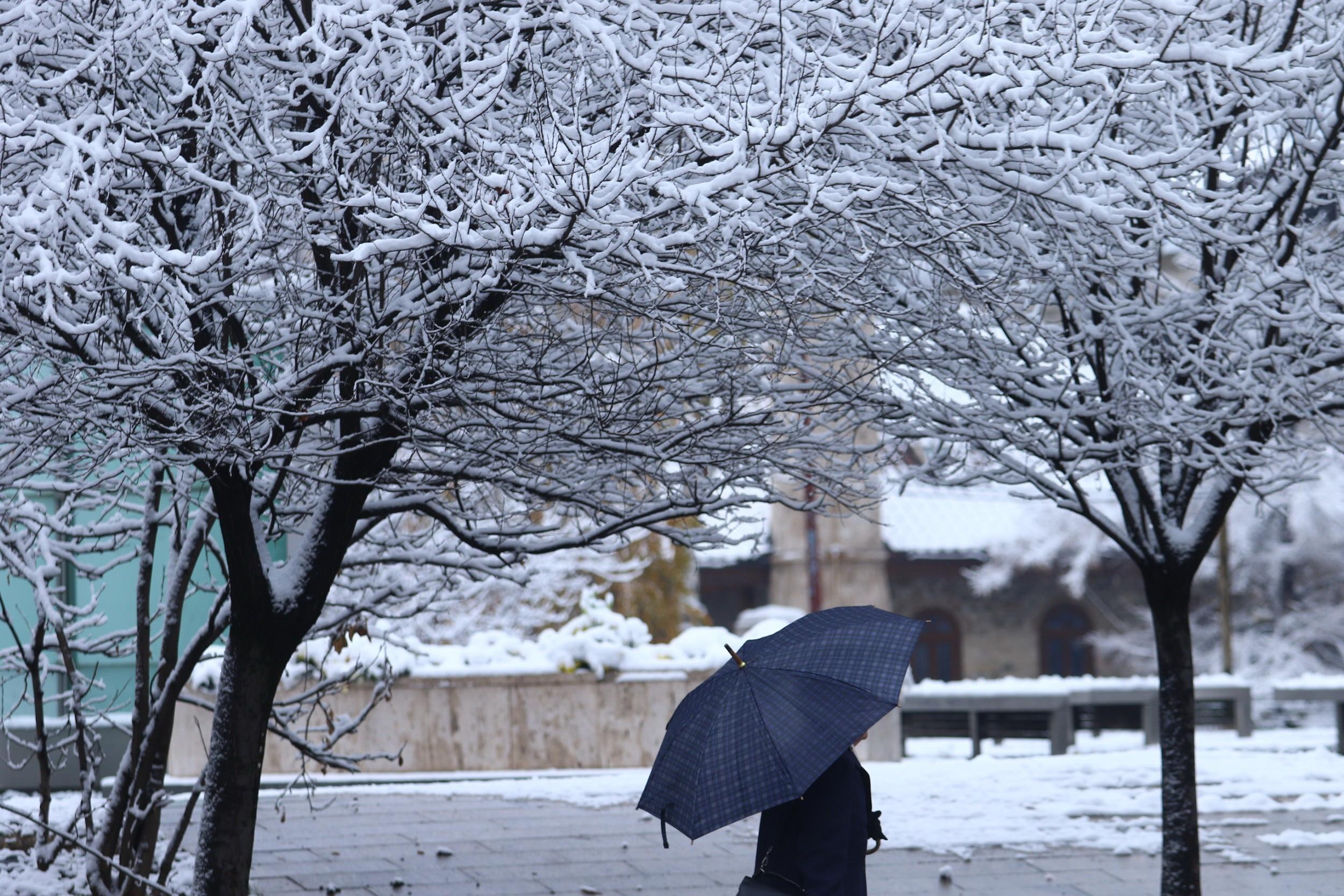 Oblačno sa snijegom, u Hercegovini kiša