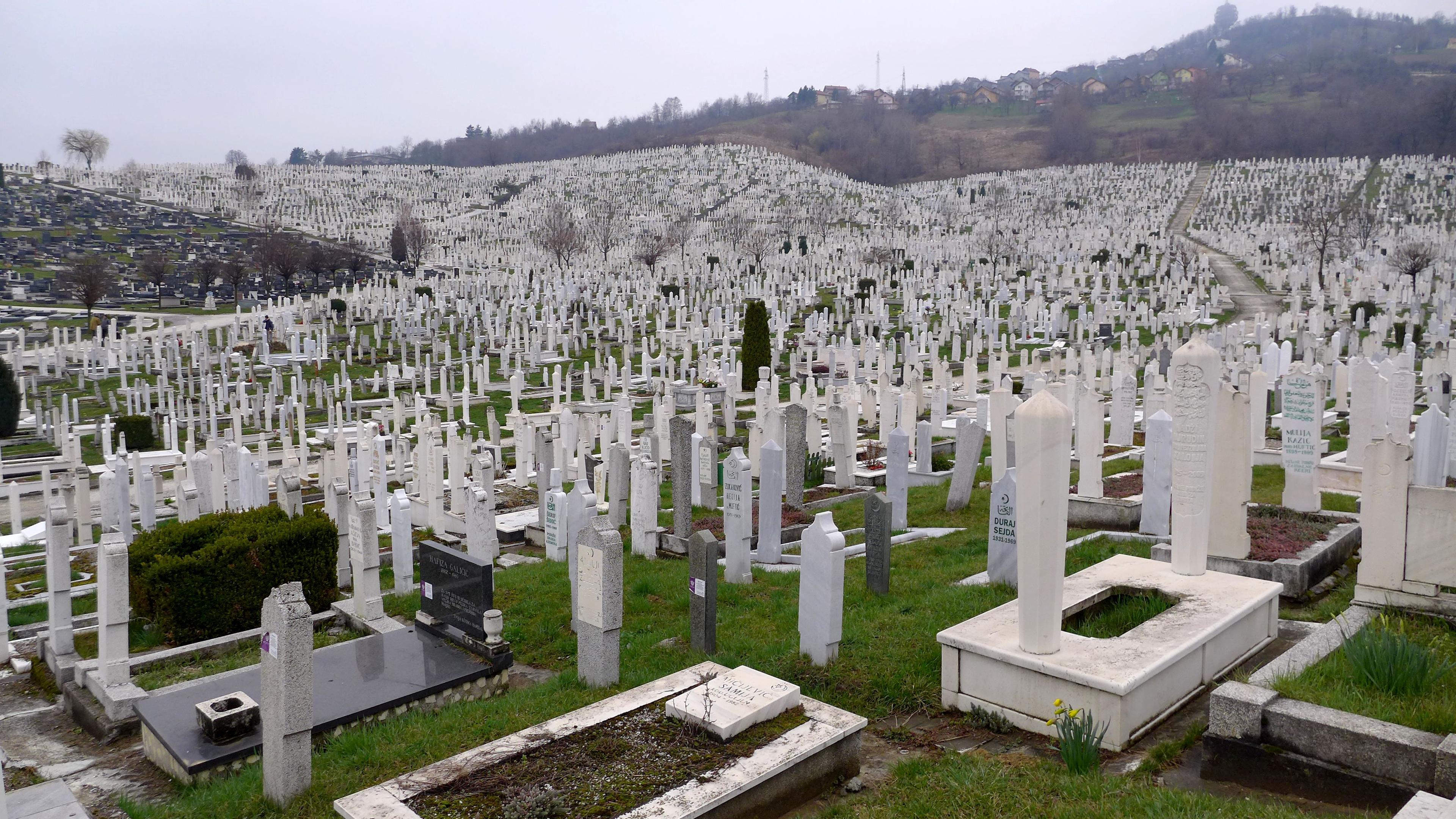 Radnici "Pokopa" umjesto rodbine, pale svijeće, sade cvijeće...