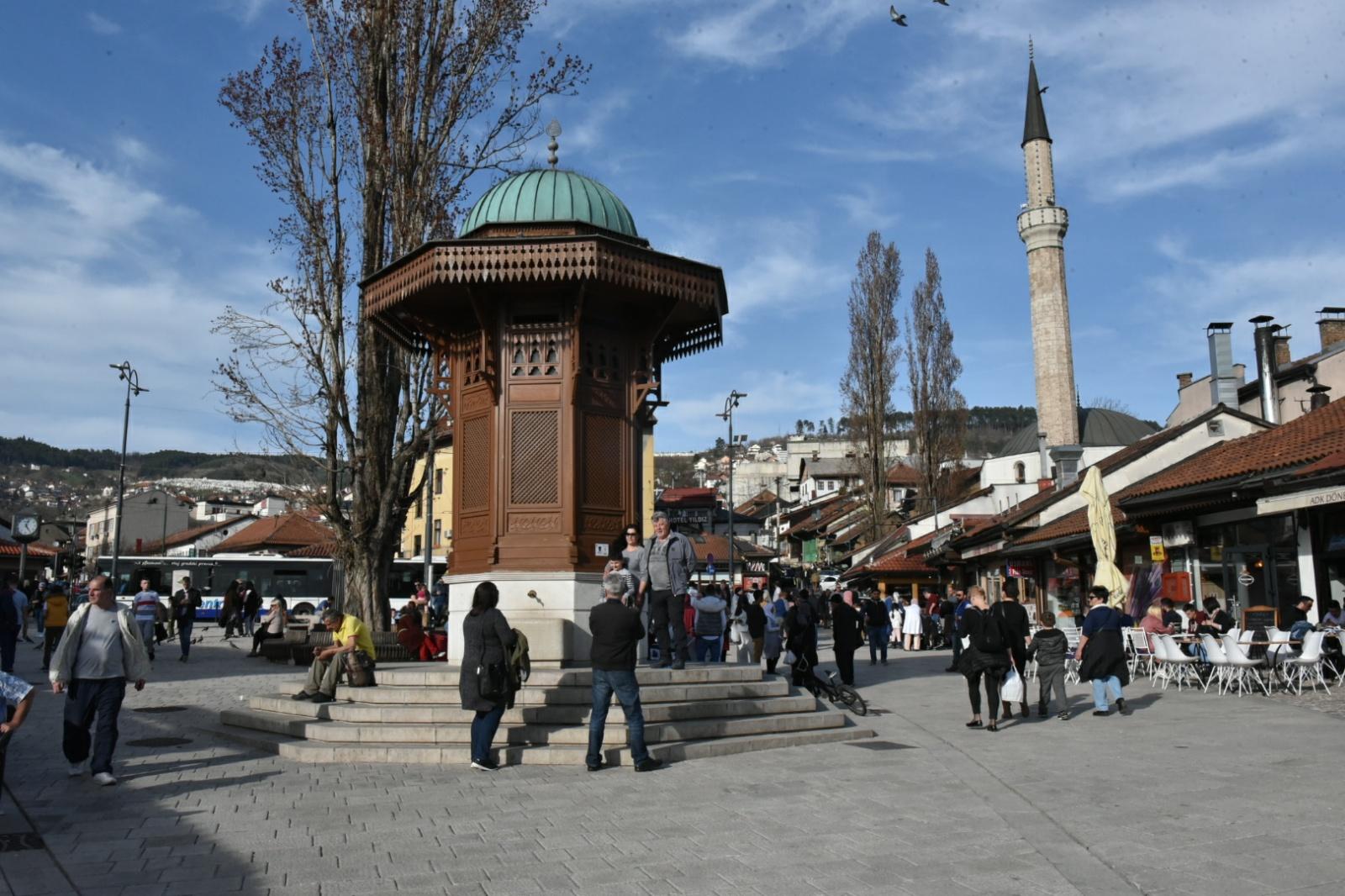 Sarajevo: Veliki broj građana i turista uživao u šetnji Baščaršijom