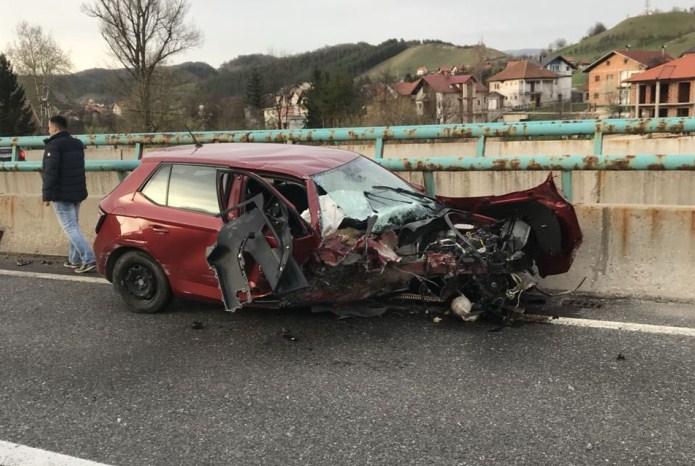 Saobraćajna nesreća kod Ilijaša: Škoda udarila u bankinu, vozilo potpuno uništeno