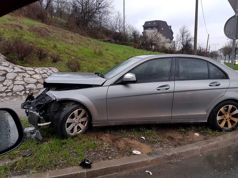 Dobrinja: Izletio s ceste i zabio se u stub ulične rasvjete