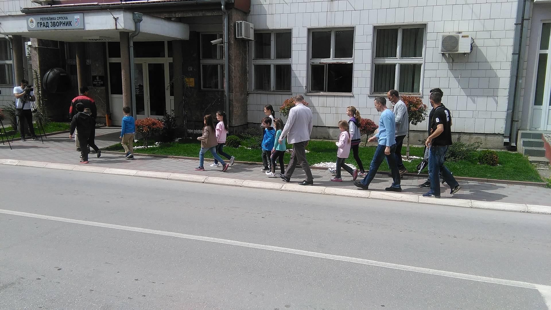 Roditelji bošnjačke djece iz Liplja prekinuli štrajk glađu, učenici danas na nastavi