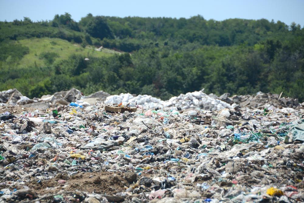 Radnika na deponiji zatrpalo smeće