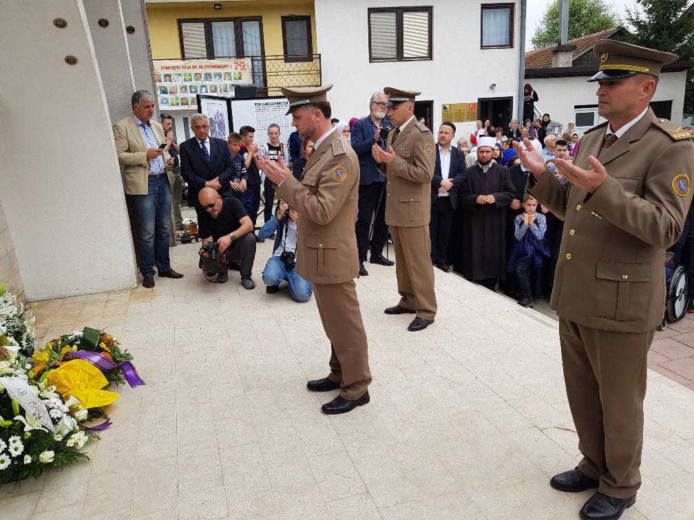 Brojne delegacije odale počast i položile cvijeće u Ahmićima