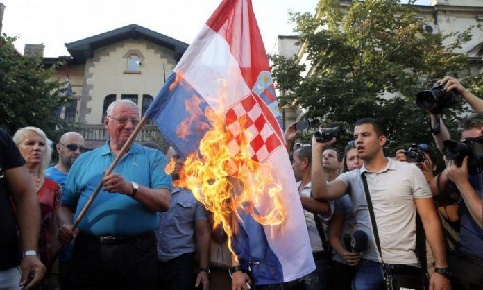 Šešelj: Hrvatsku zastavu ćemo i dalje paliti, gaziti i pljuvati