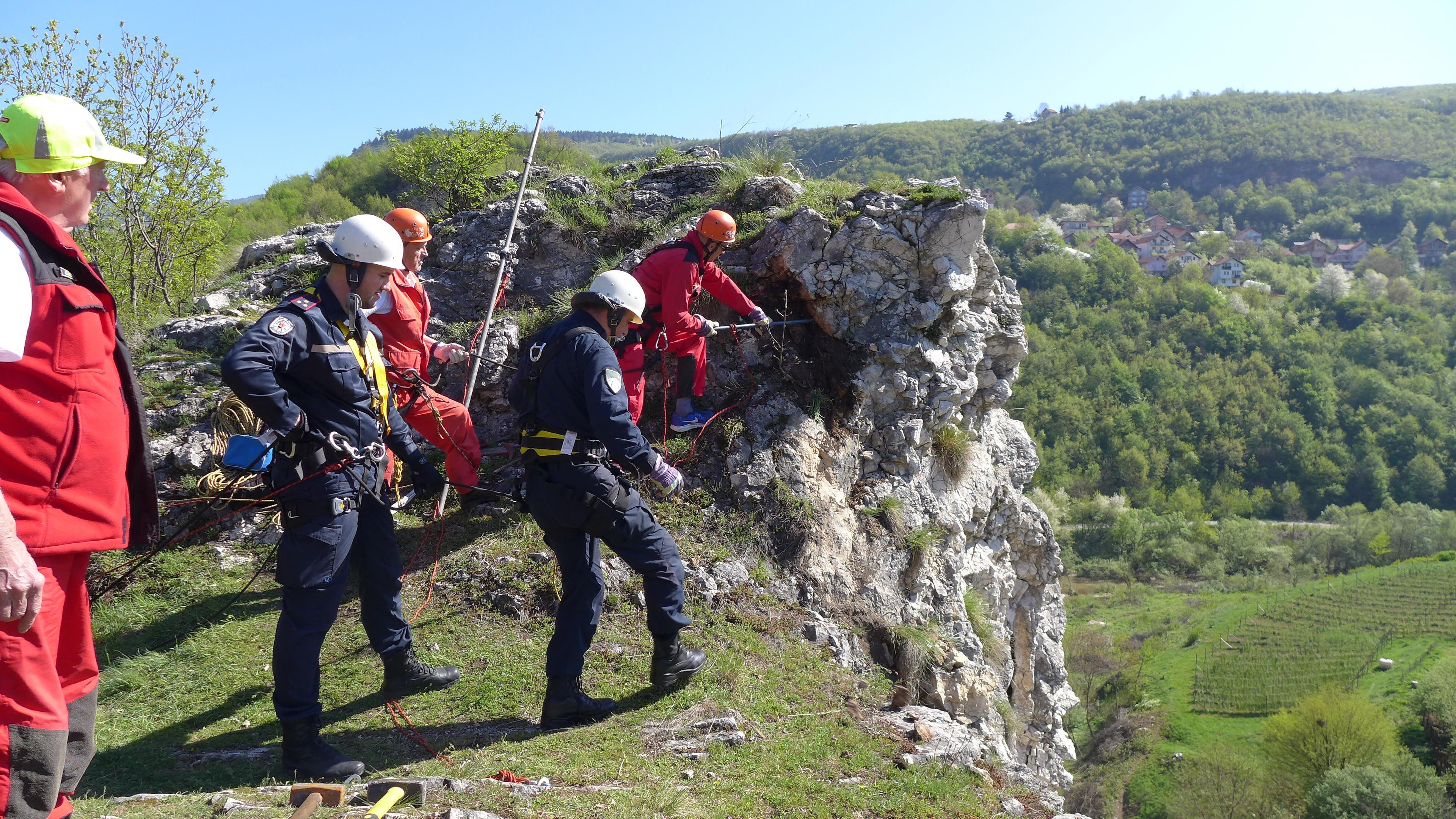 Spasioci uklanjaju kamenje na Darivi koje je predstavljalo opasnost za građane