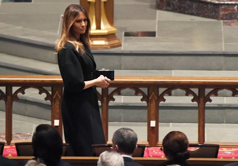 Obama zasmijavao Melaniju na sahrani Barbare Buš