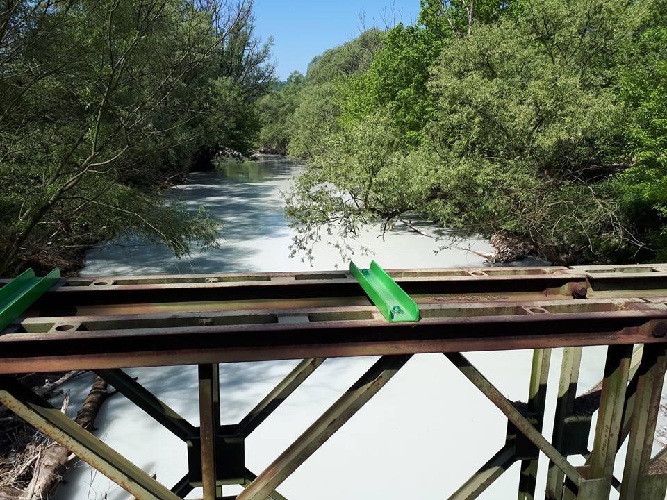 Opasni bijeli talog prolazi pored općina Gračanica i Petrovo i ulazi u područje Doboja